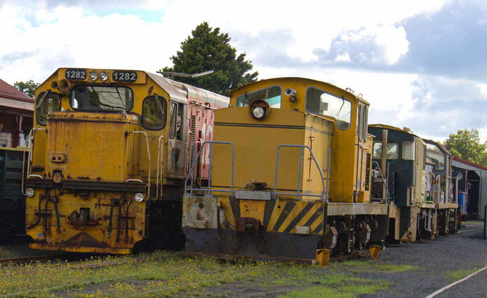 DBR 1282 & Niigata Side by side in Waihi Train Yard DBR 1282 & Niigata Side by side in Waihi Train Yard